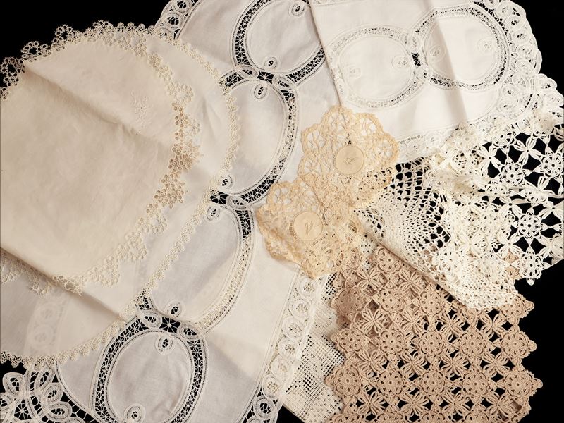 Assortimento di Centrini e Tovagliette per la Casa