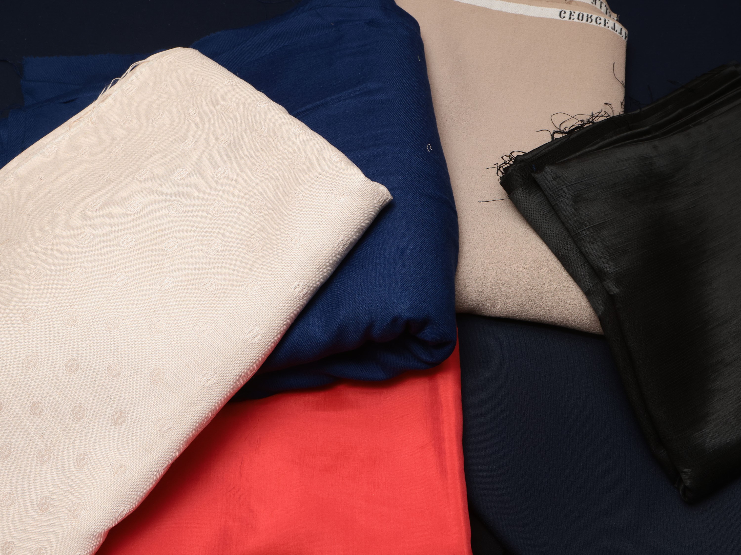 Grande assortimento di tessuti sartoriali