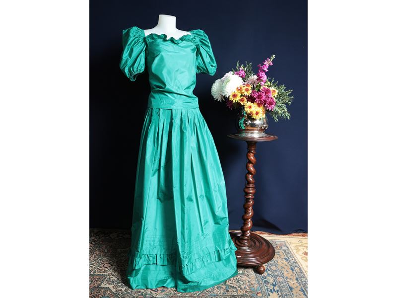 Completo sartoriale da sera in taffetà verde smeraldo