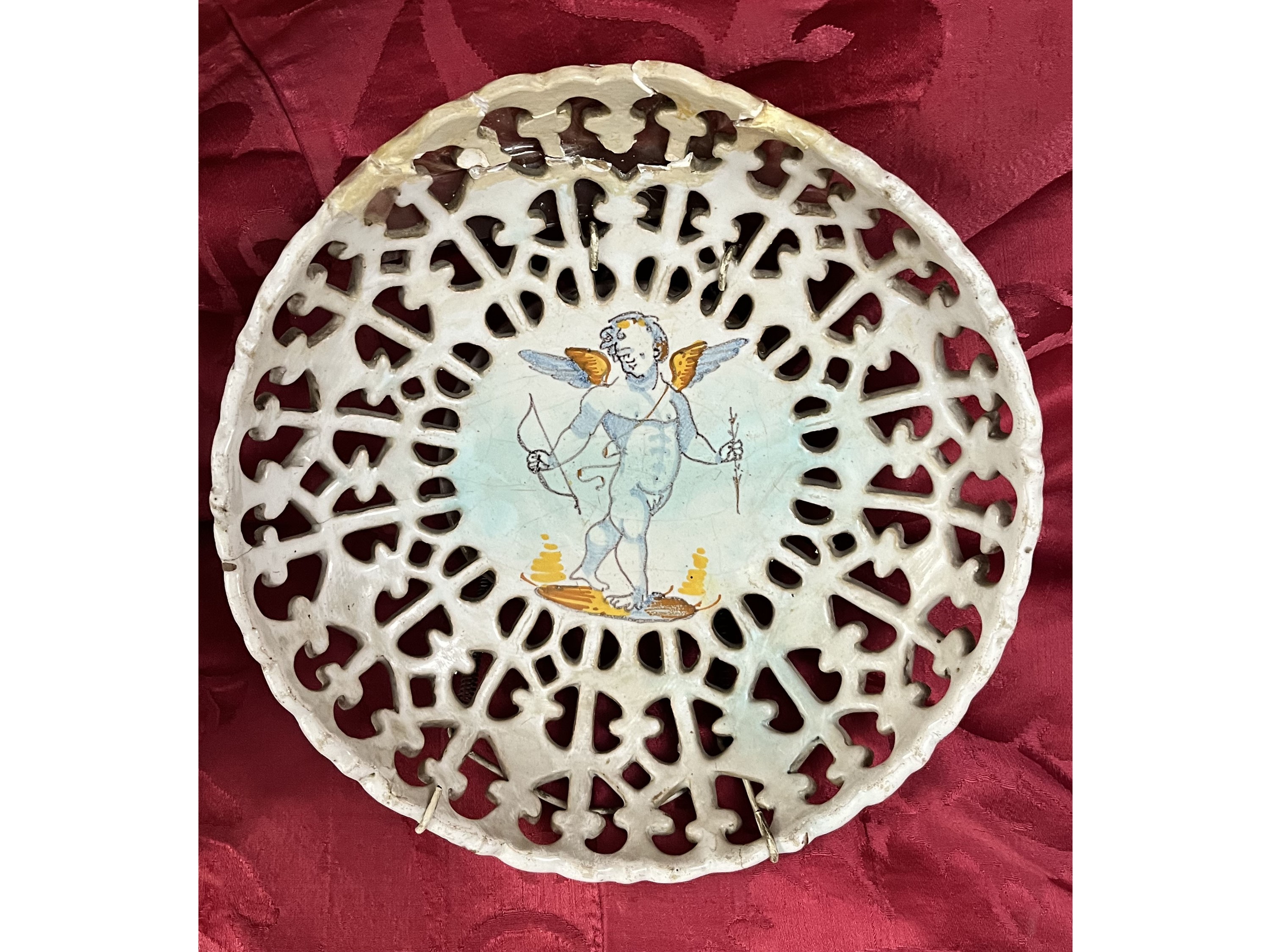 Maiolica di Faenza, Due crespine con decorazioni di Eros e Amorino