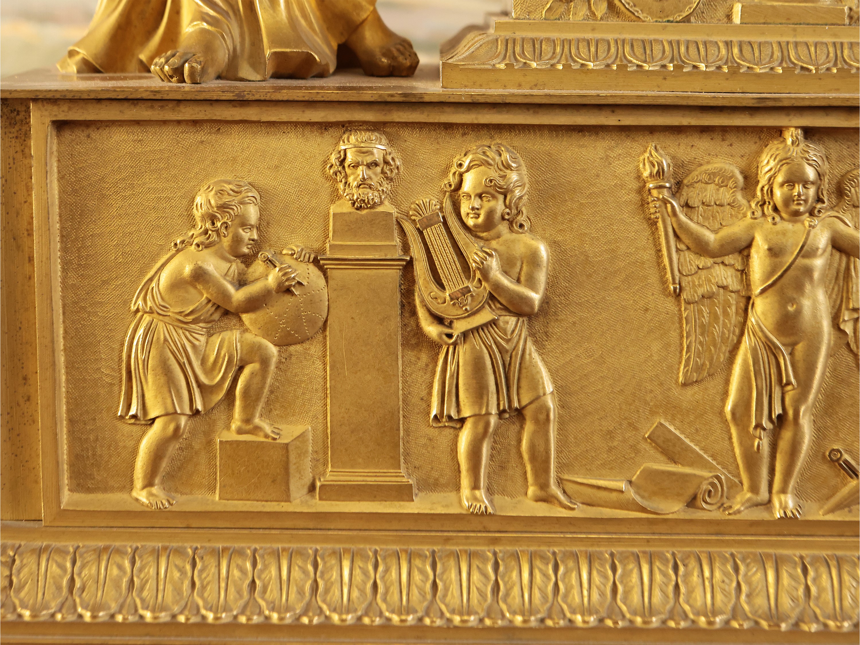 Orologio da camino in bronzo dorato, Francia, prima metà del XIX secolo