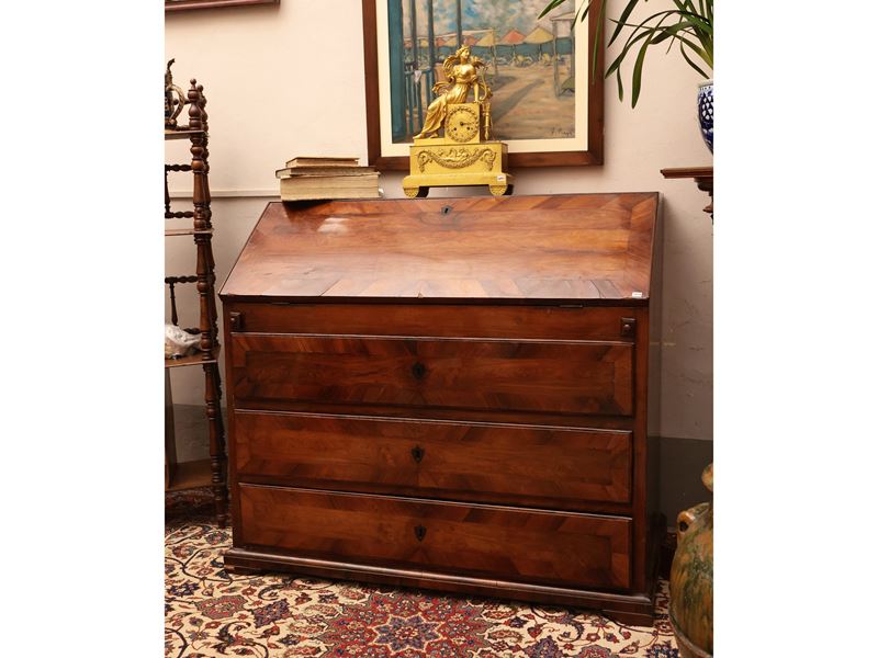 Cassettone a ribalta impiallacciato in noce e piuma di noce