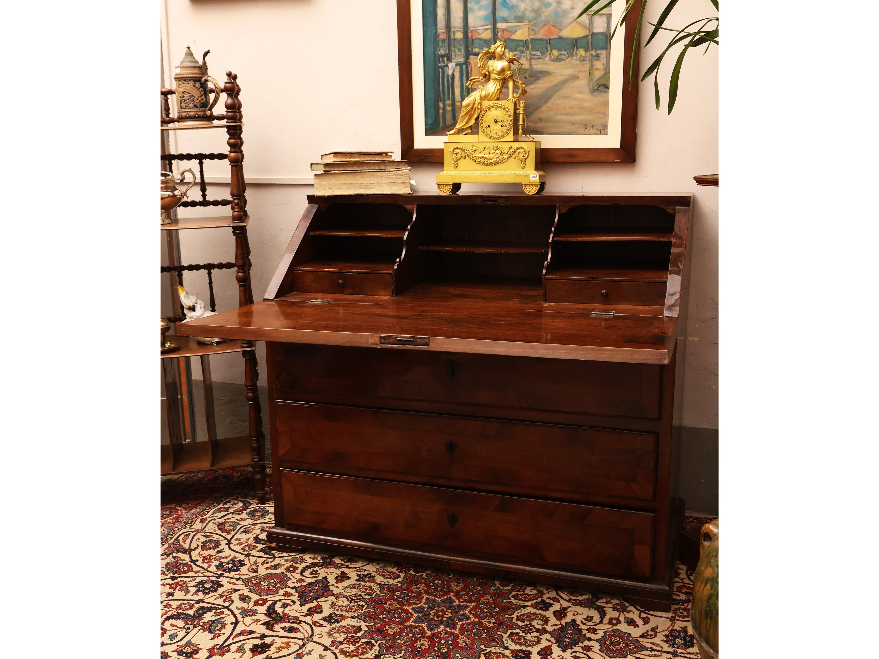 Cassettone a ribalta impiallacciato in noce e piuma di noce