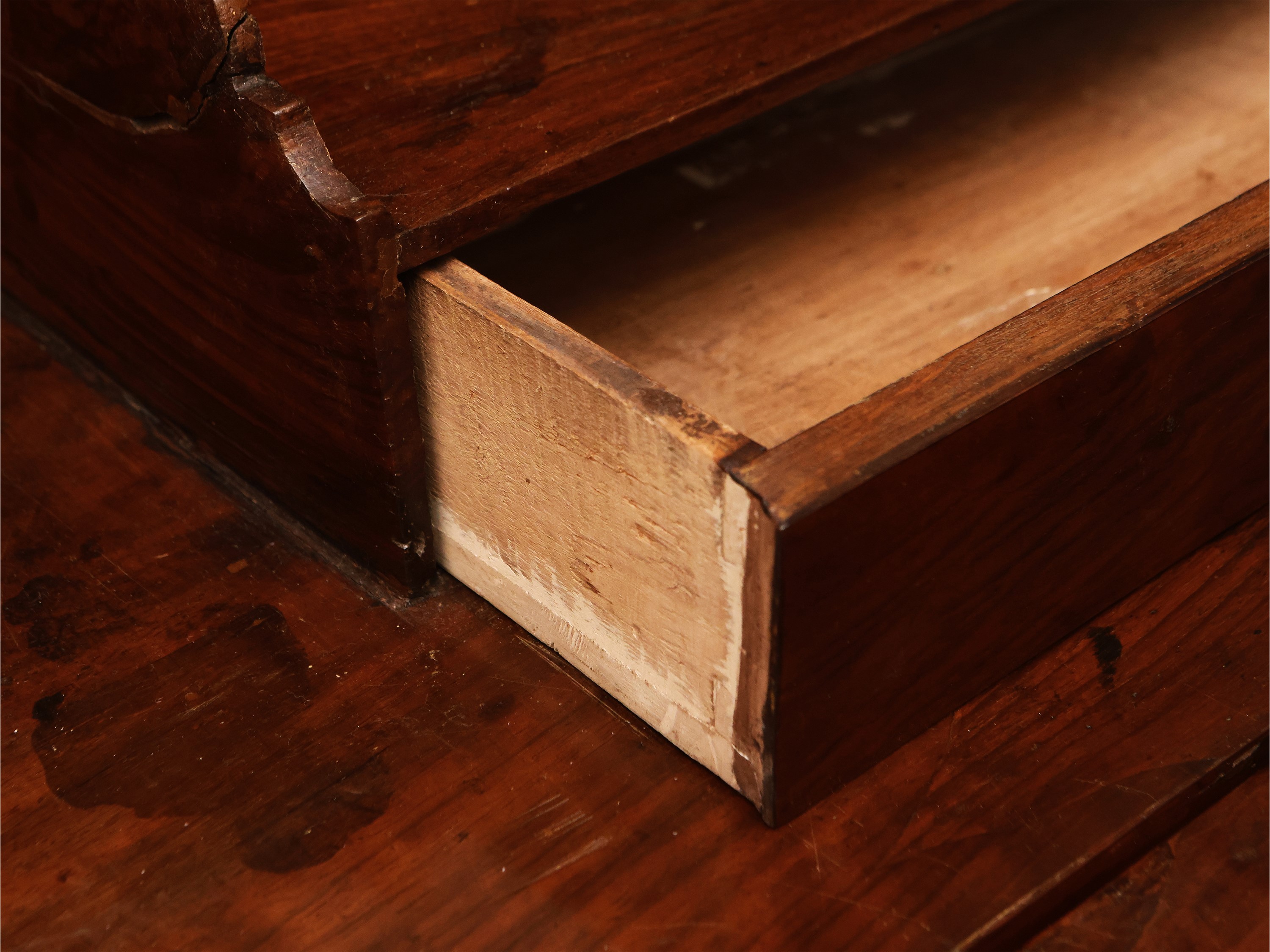 Cassettone a ribalta impiallacciato in noce e piuma di noce