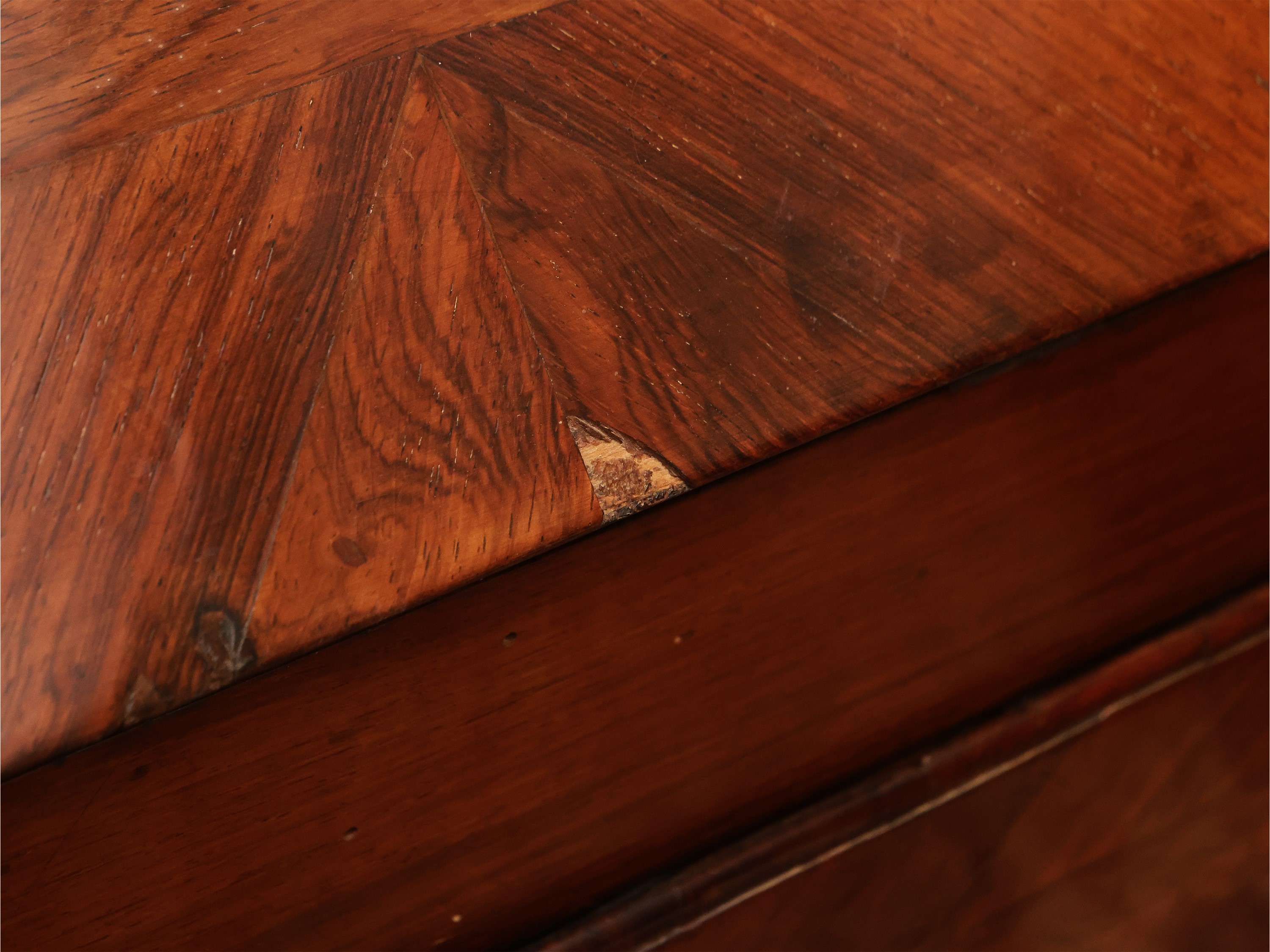 Cassettone a ribalta impiallacciato in noce e piuma di noce