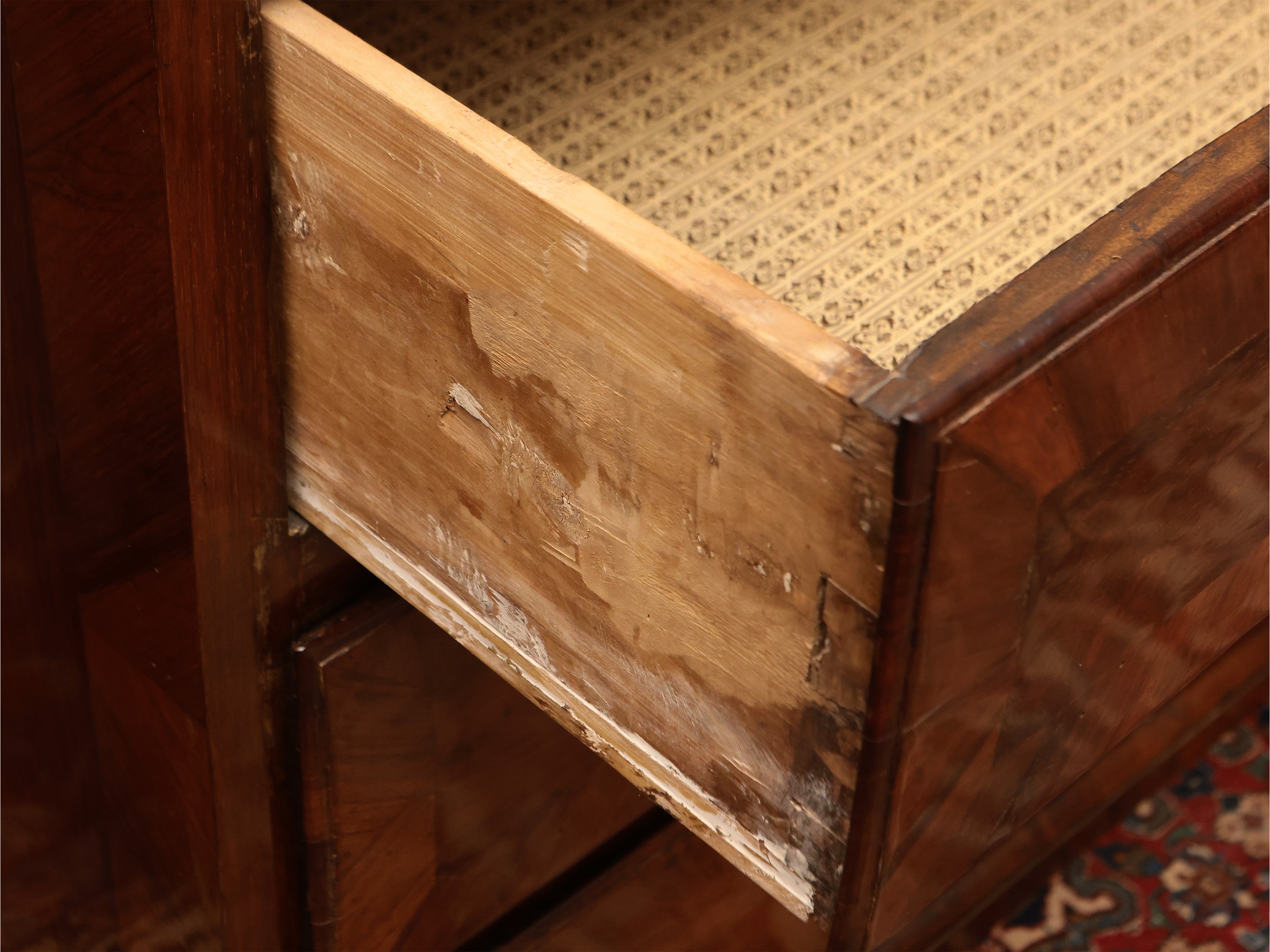 Cassettone a ribalta impiallacciato in noce e piuma di noce