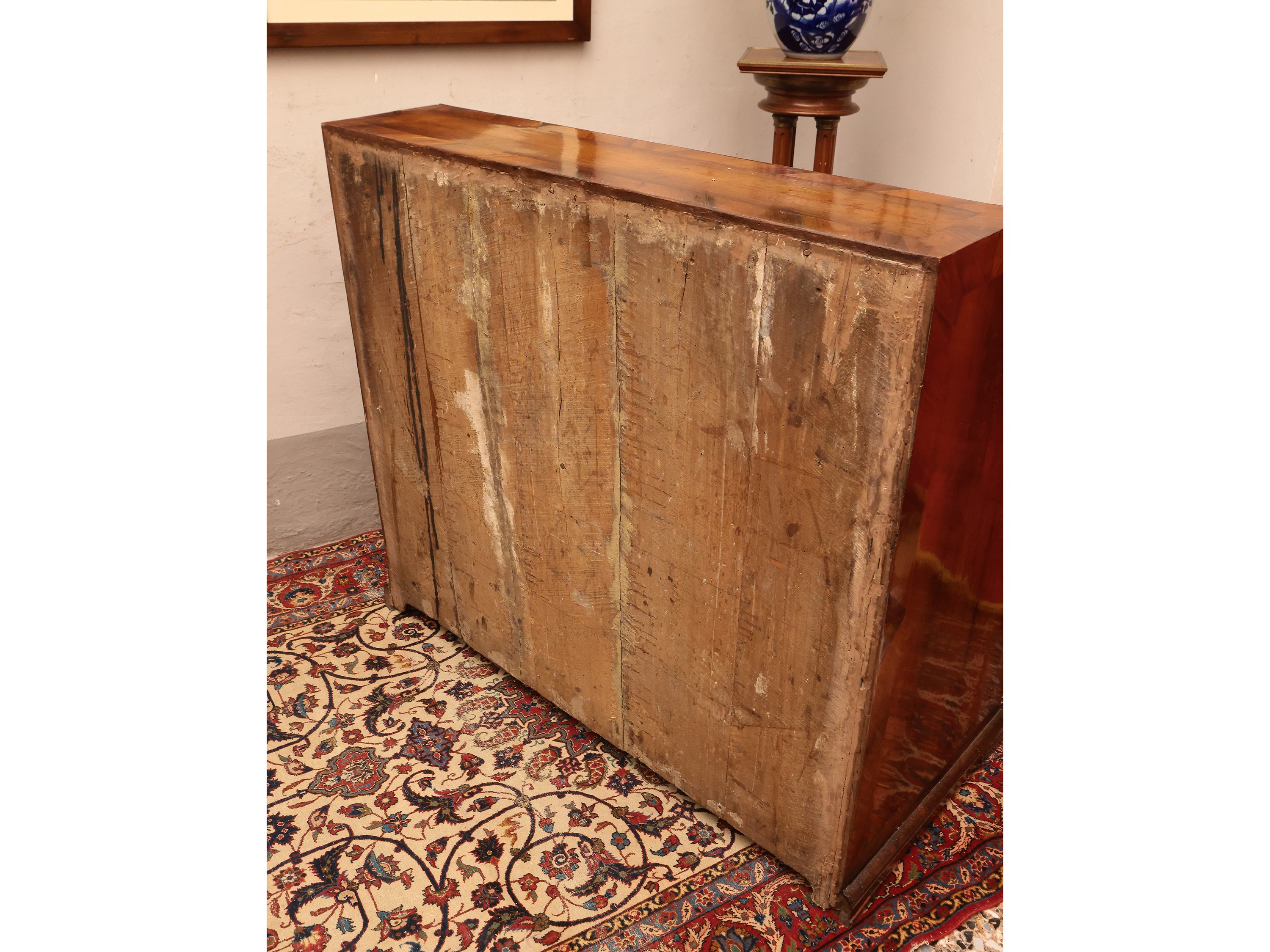 Cassettone a ribalta impiallacciato in noce e piuma di noce