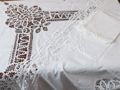 Due tovaglie in lino con tovaglioli decorati, cm 240x160 e cm 260x160