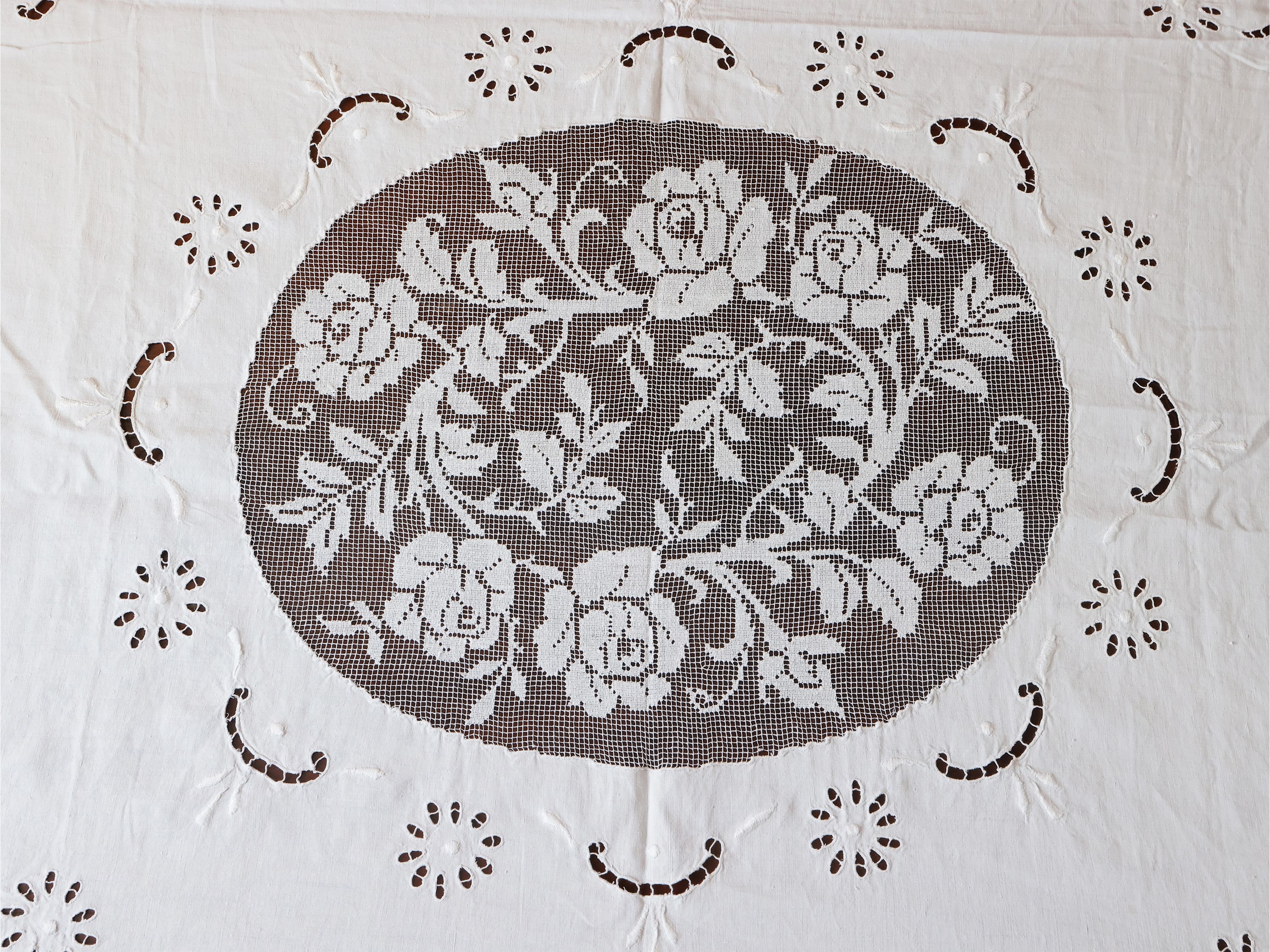 Due tovaglie in lino con tovaglioli decorati, cm 240x160 e cm 260x160