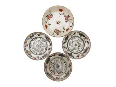 Cina, Quattro piattini in porcellana decorati con motivi floreali, XIX secolo