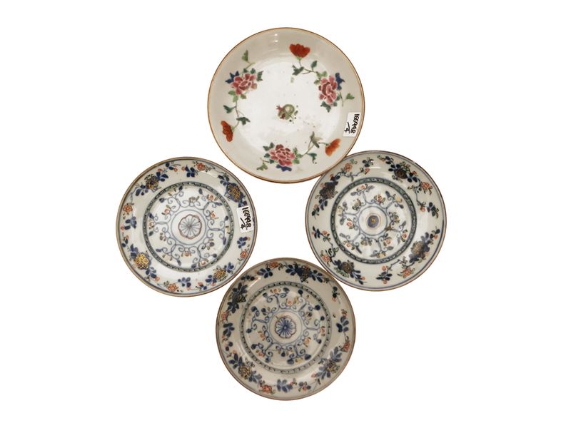 Cina, Quattro piattini in porcellana decorati con motivi floreali, XIX secolo