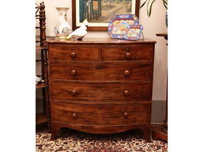 Piccolo cassettone inglese, impiallacciato in piuma di noce, h 105 cm