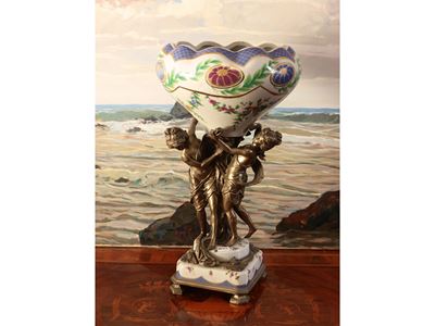 Cachepot in porcellana e bronzo con base a stelo di ninfe danzanti, prima metà del XX secolo