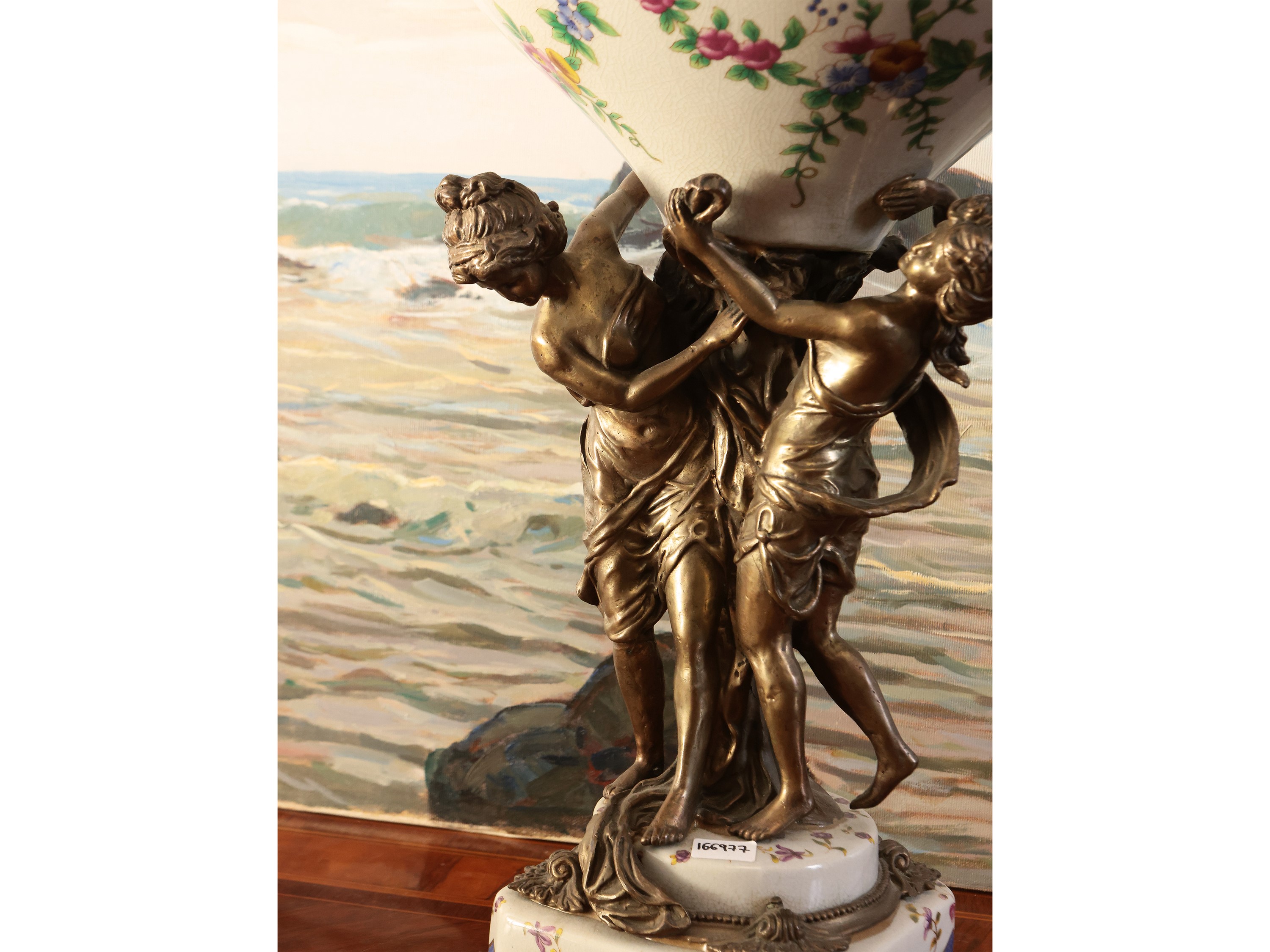 Cachepot in porcellana e bronzo con base a stelo di ninfe danzanti, prima metà del XX secolo