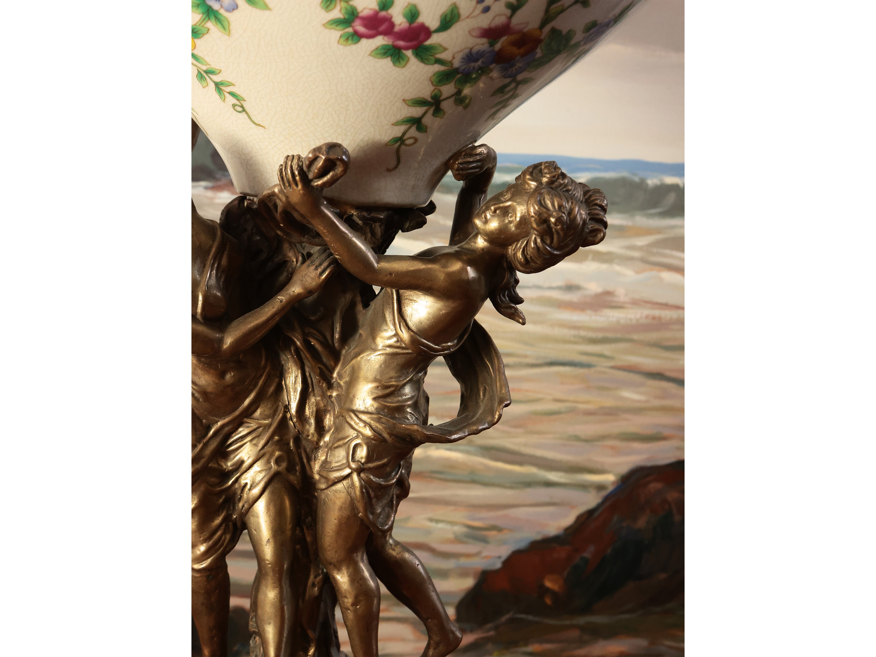 Cachepot in porcellana e bronzo con base a stelo di ninfe danzanti, prima metà del XX secolo