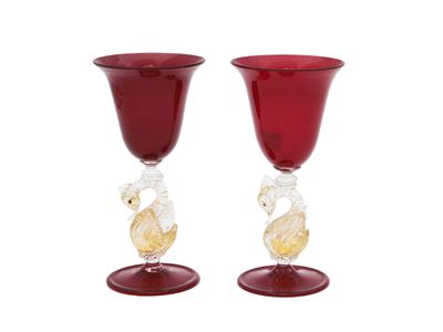 Coppia di calici Tipetto veneziano, vetro soffiato rosso rubino con gambo modellato a forma di ci...