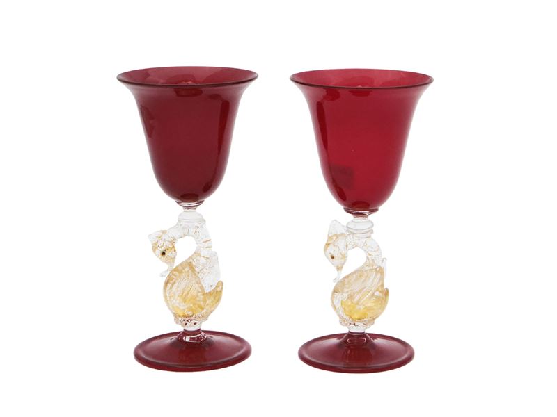 Coppia di calici Tipetto veneziano, vetro soffiato rosso rubino con gambo modellato a forma di ci...