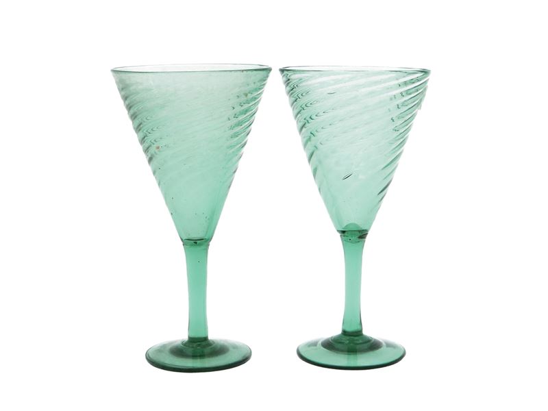 Coppia di calici in vetro soffiato verde bottiglia