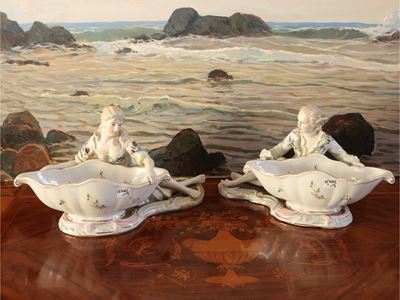 Coppia di grandi salsiere in porcellana, modelli Meissen, h cm 19x34x17