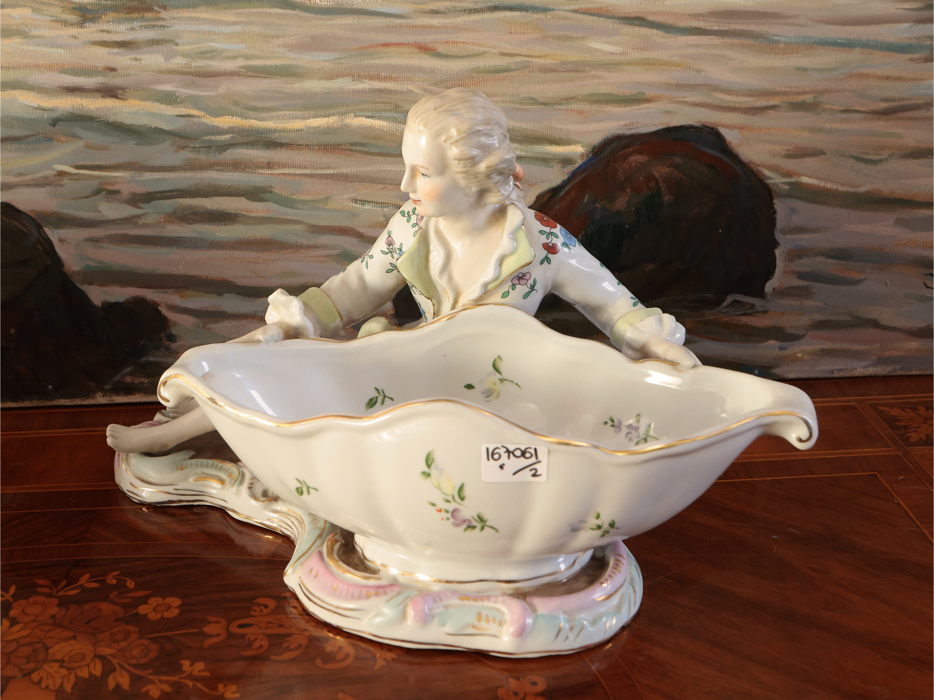 Coppia di grandi salsiere in porcellana, modelli Meissen, h cm 19x34x17