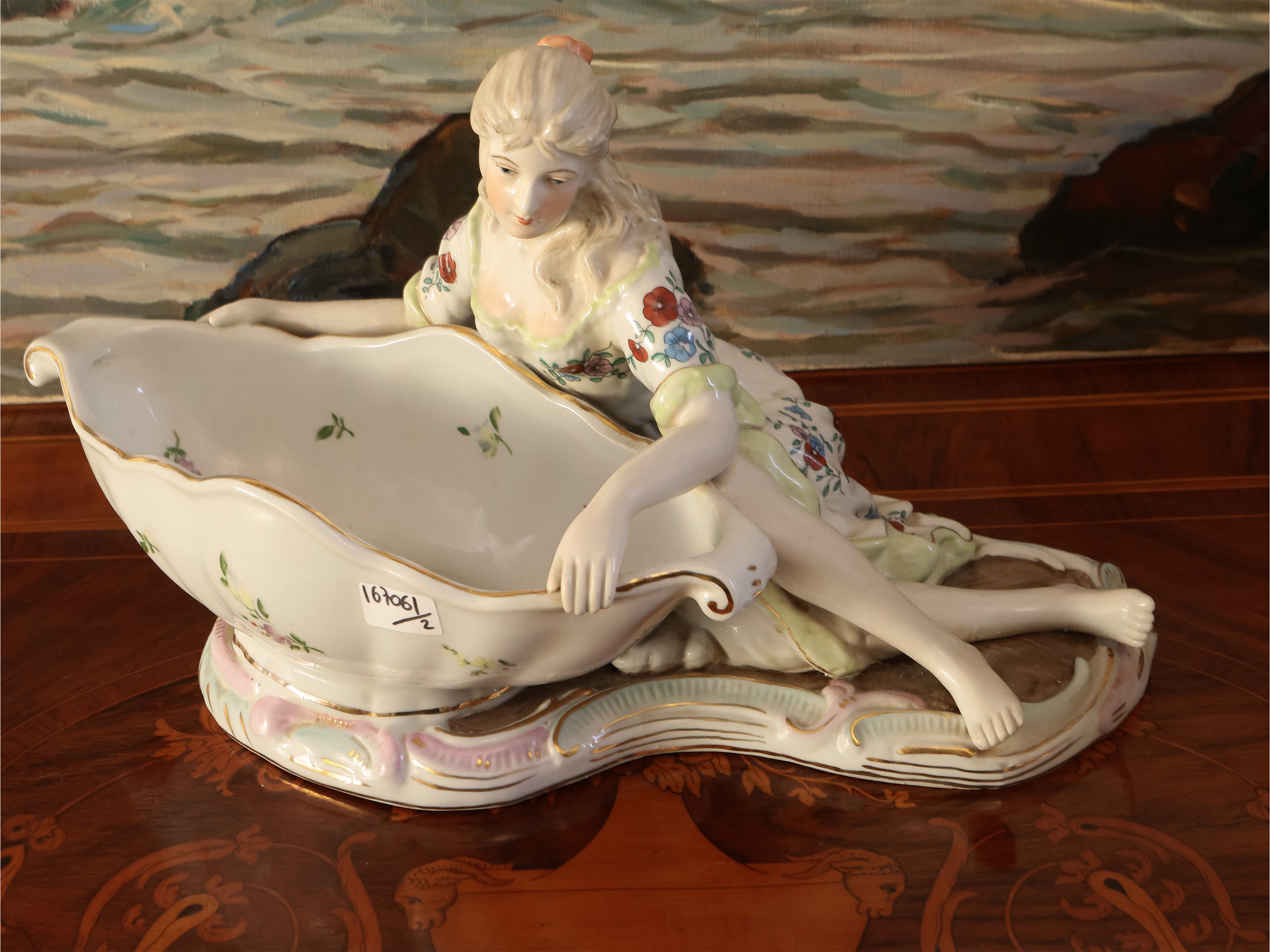 Coppia di grandi salsiere in porcellana, modelli Meissen, h cm 19x34x17