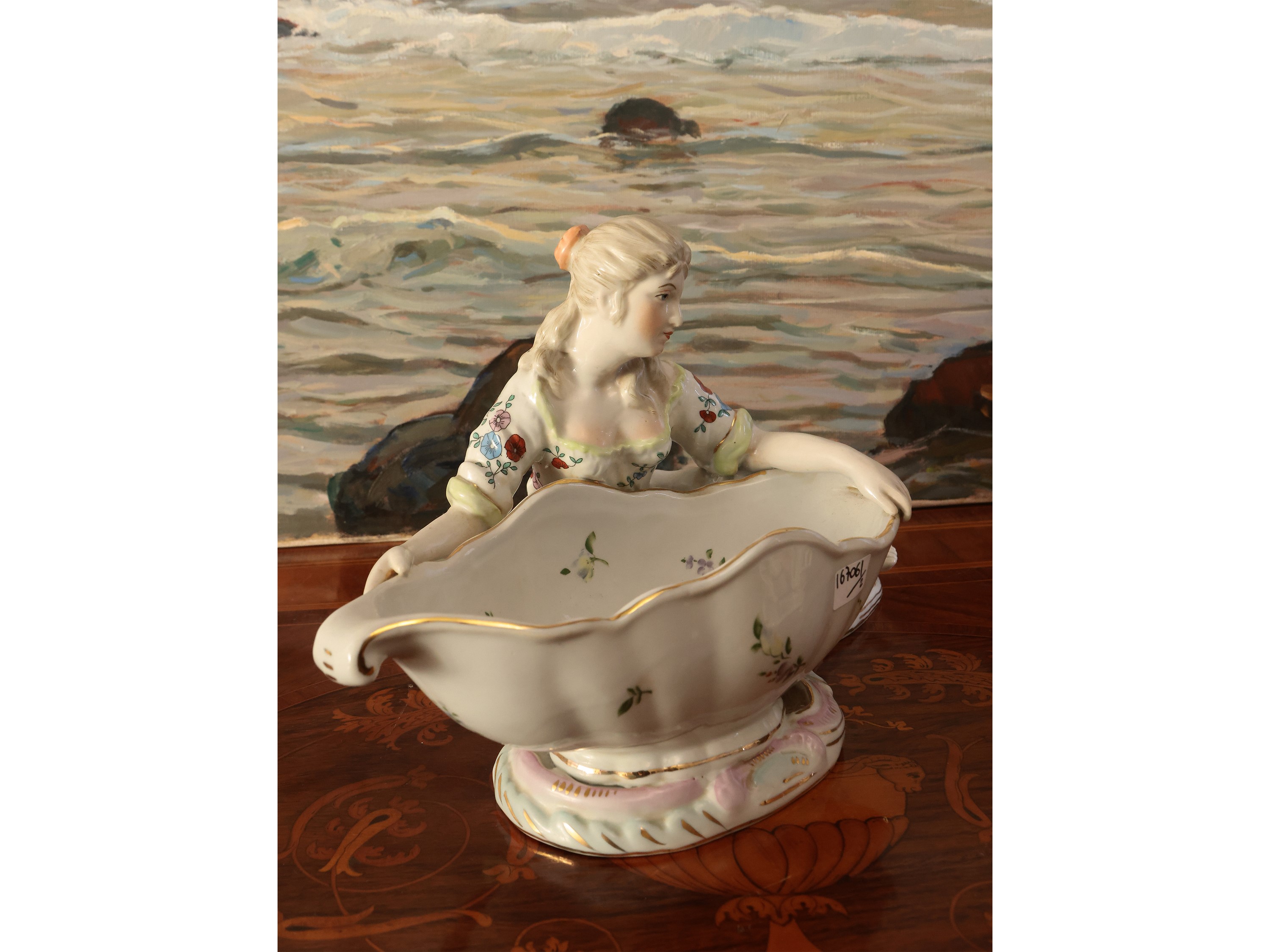 Coppia di grandi salsiere in porcellana, modelli Meissen, h cm 19x34x17
