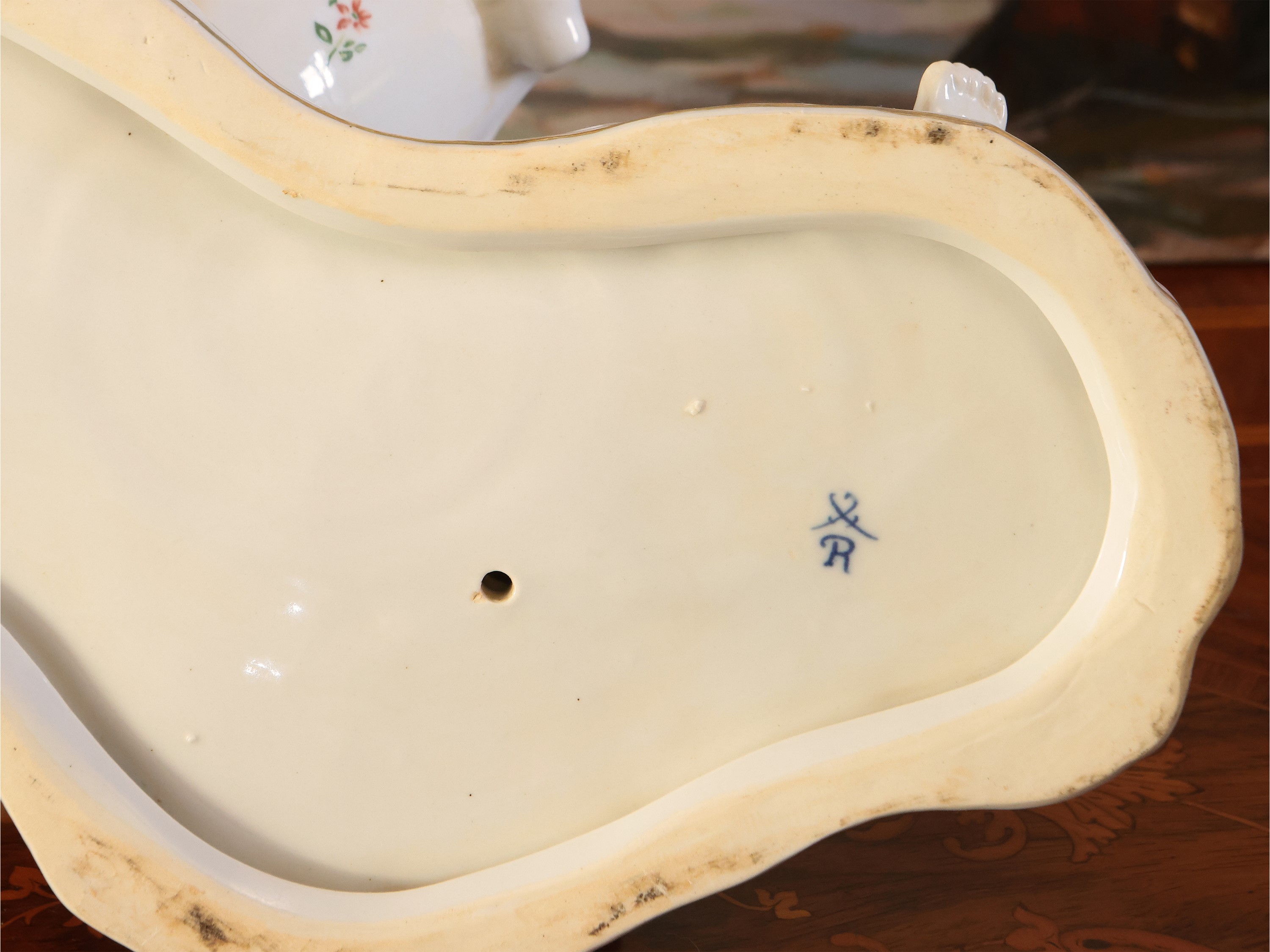 Coppia di grandi salsiere in porcellana, modelli Meissen, h cm 19x34x17