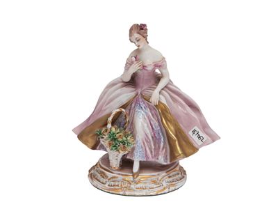 Figura in porcellana con dama e cesto di fiori