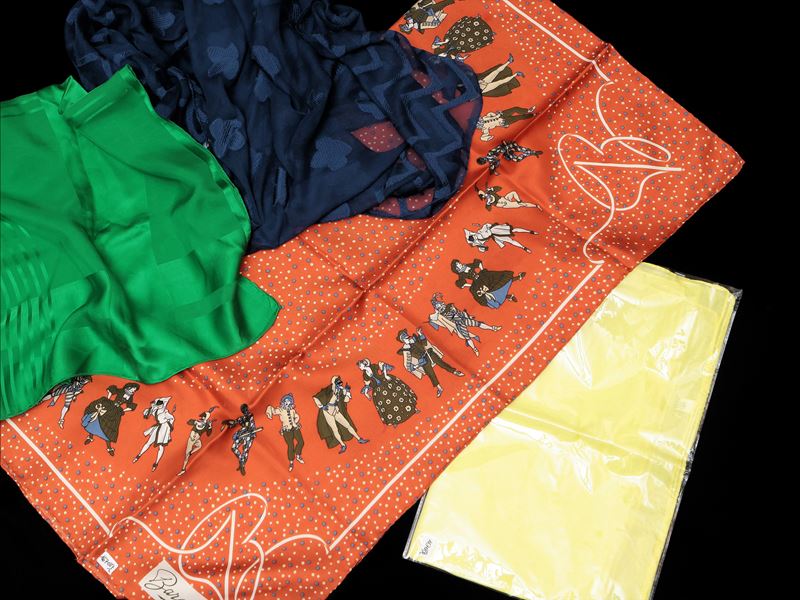 Lotto di quattro foulard in seta