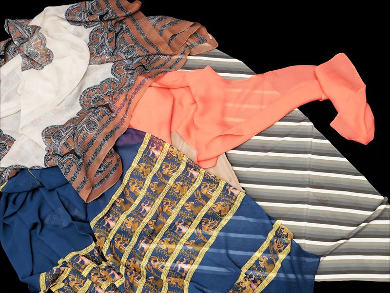 Lotto di quattro foulard in seta