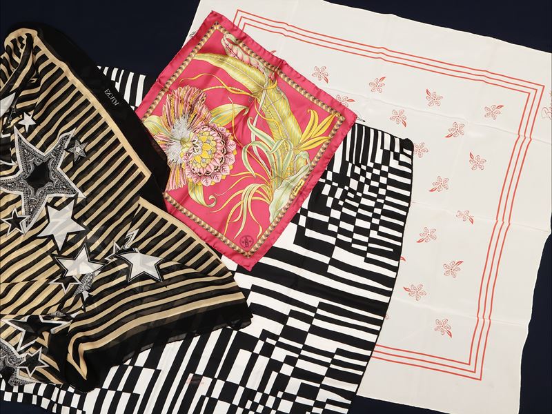 Lotto di quattro foulard in seta