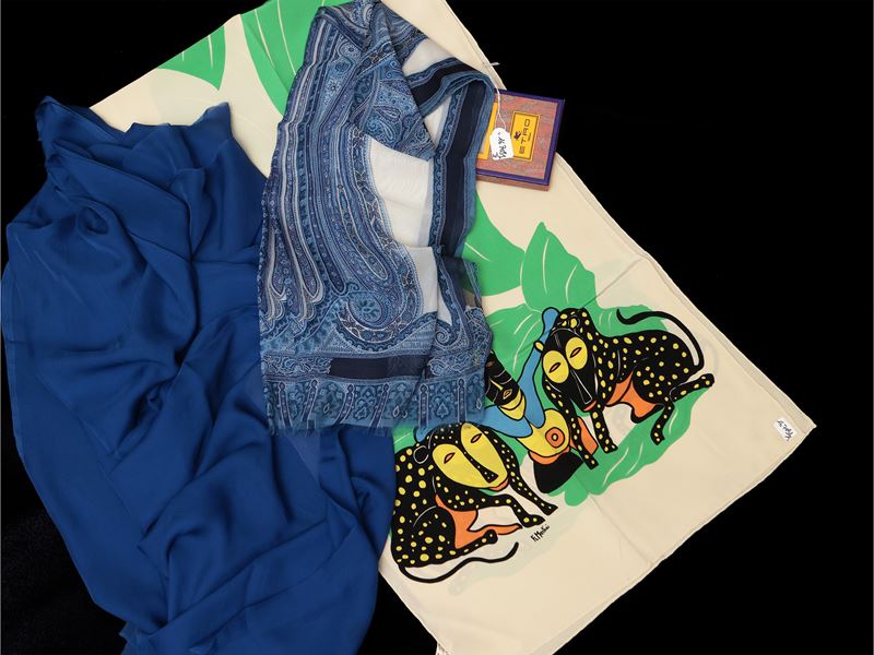 Lotto di tre foulard in seta