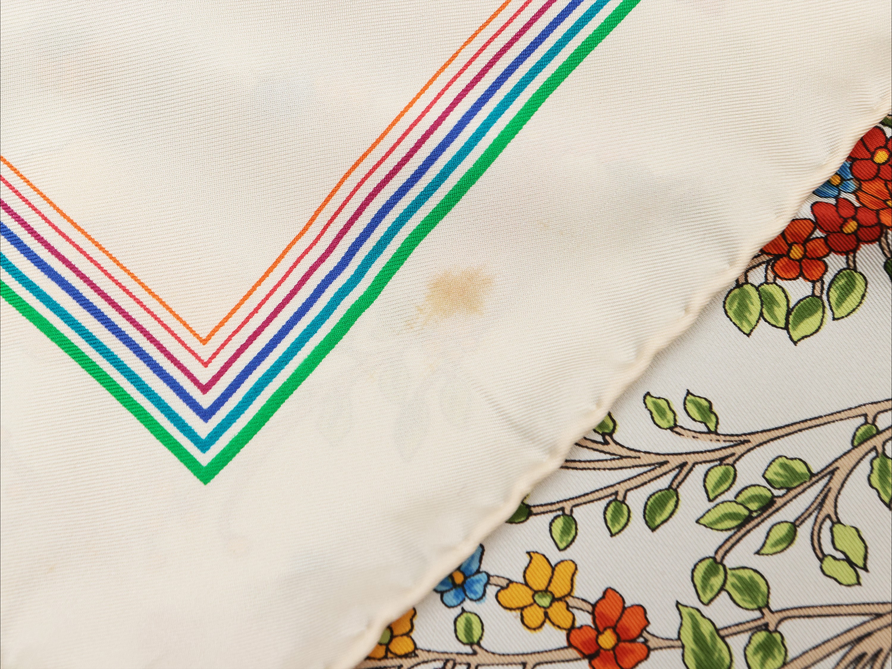 Gucci/Pierre Cardin, Due foulard in seta