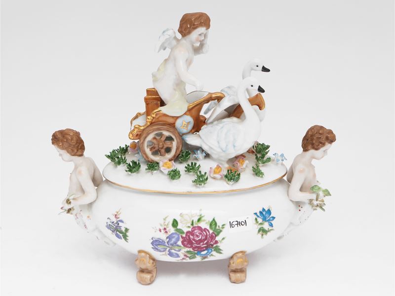 Centrotavola in porcellana policroma con decorazione floreale e figure allegoriche