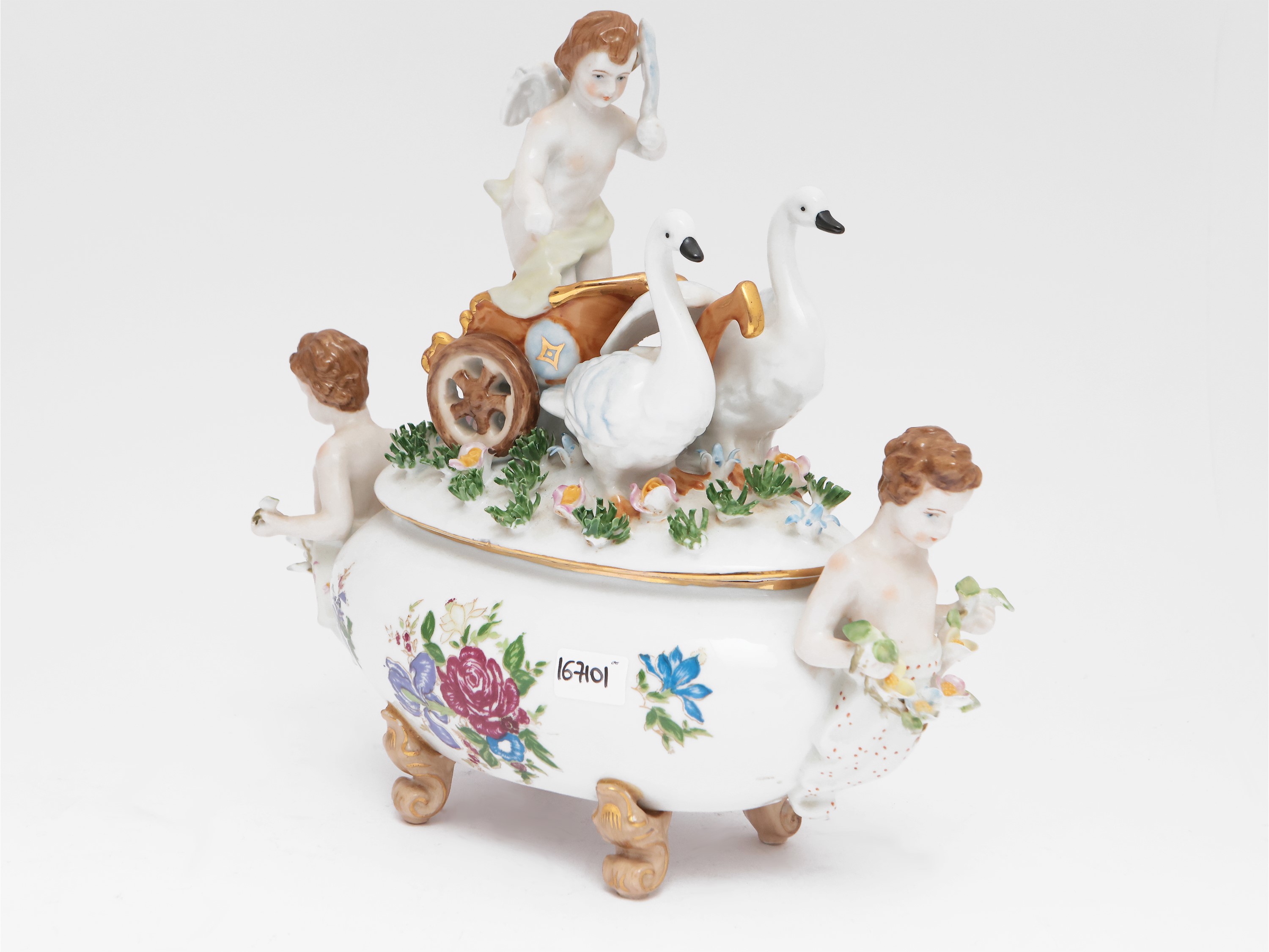 Centrotavola in porcellana policroma con decorazione floreale e figure allegoriche