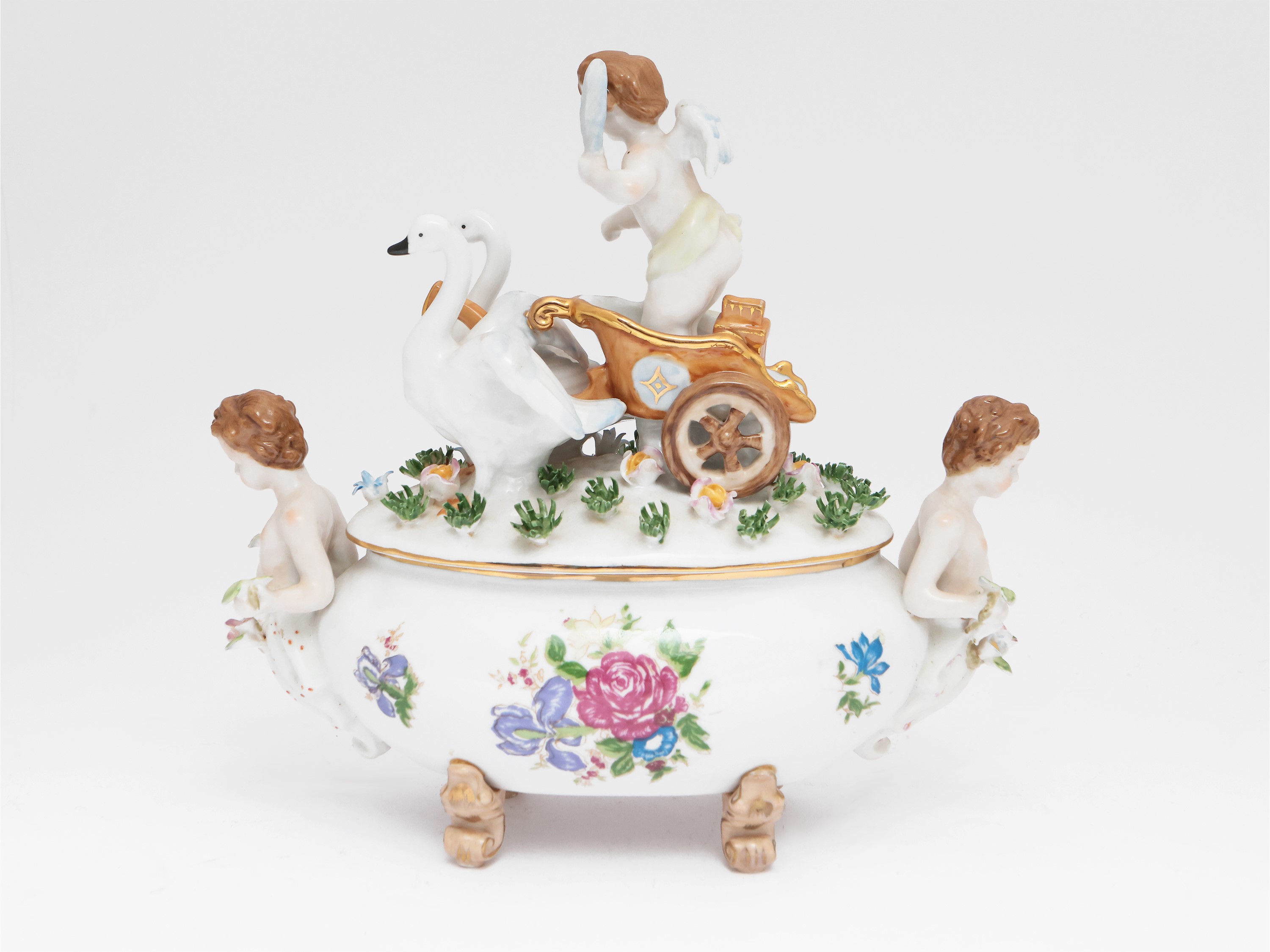 Centrotavola in porcellana policroma con decorazione floreale e figure allegoriche