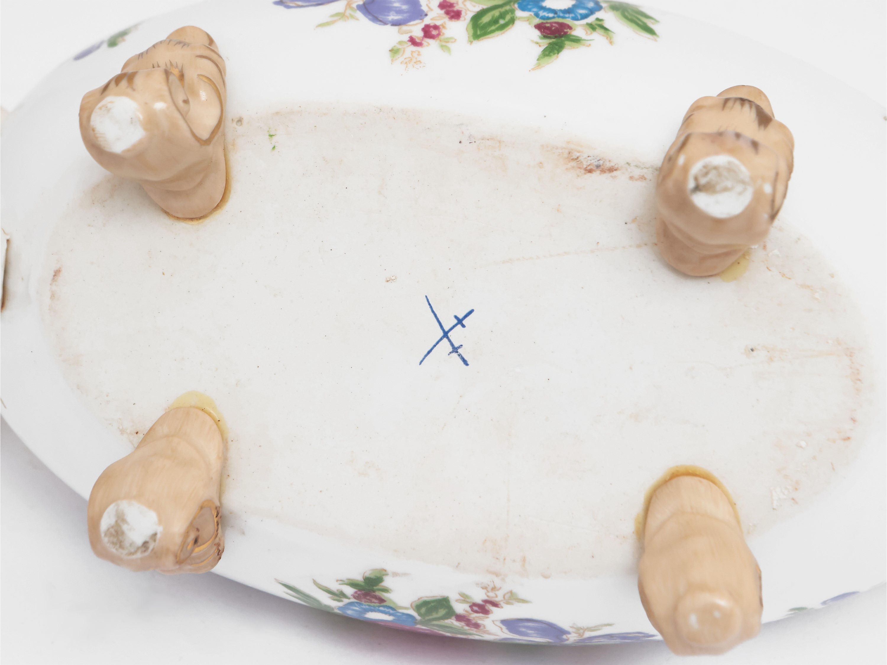 Centrotavola in porcellana policroma con decorazione floreale e figure allegoriche
