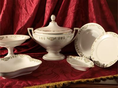 Servizio di piatti in porcellana con decorazione neoclassica, XX secolo