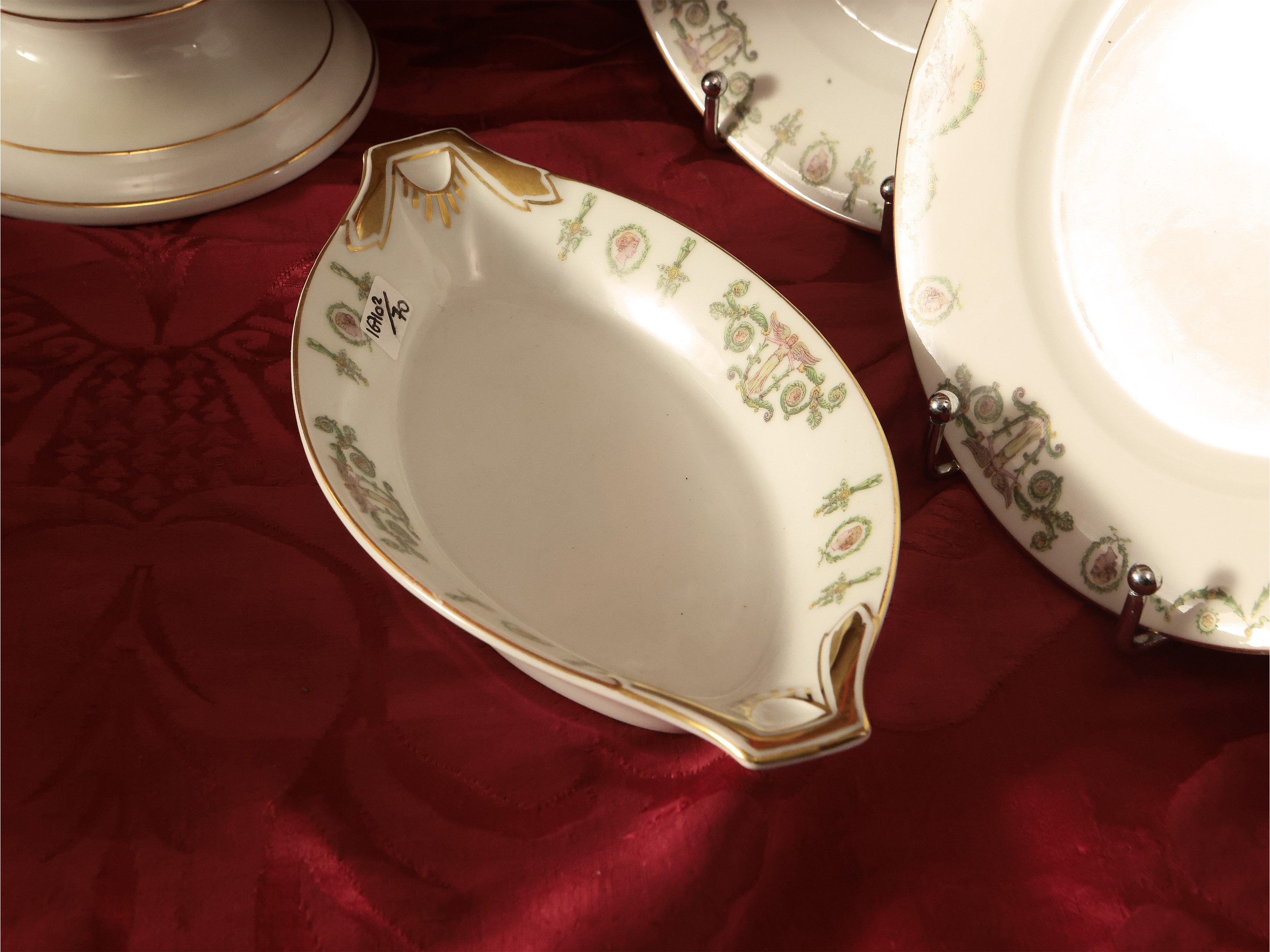 Servizio di piatti in porcellana con decorazione neoclassica, XX secolo