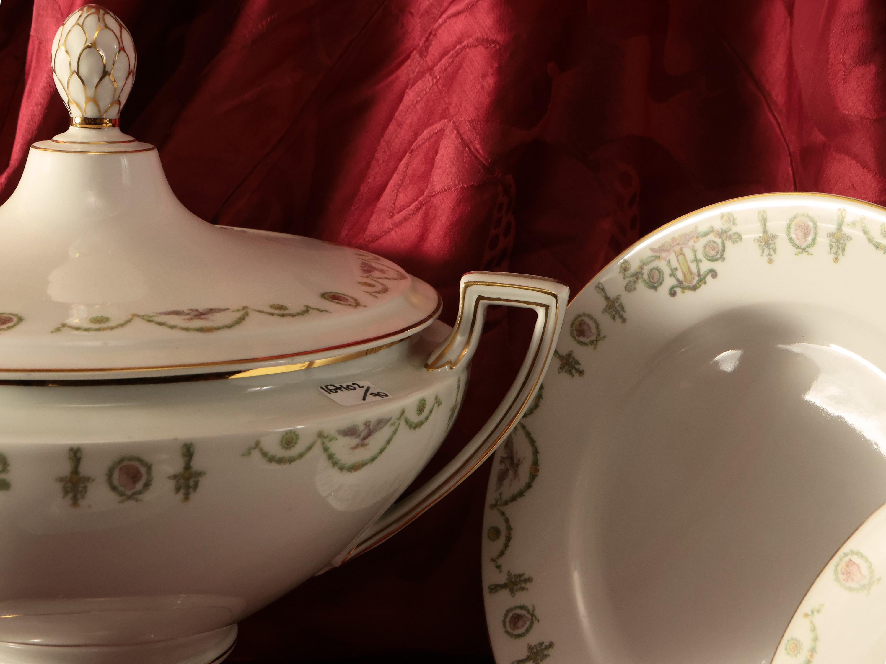 Servizio di piatti in porcellana con decorazione neoclassica, XX secolo