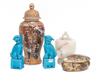 Lotto di chinoiserie, comprendente scatola portagioie e vasetto in pietra dura