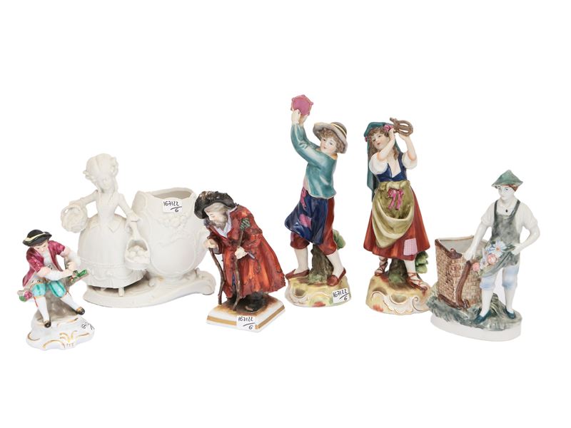 Collezione di figure in porcellana policroma e biscuit, altezza variabile da cm 16 a cm 24