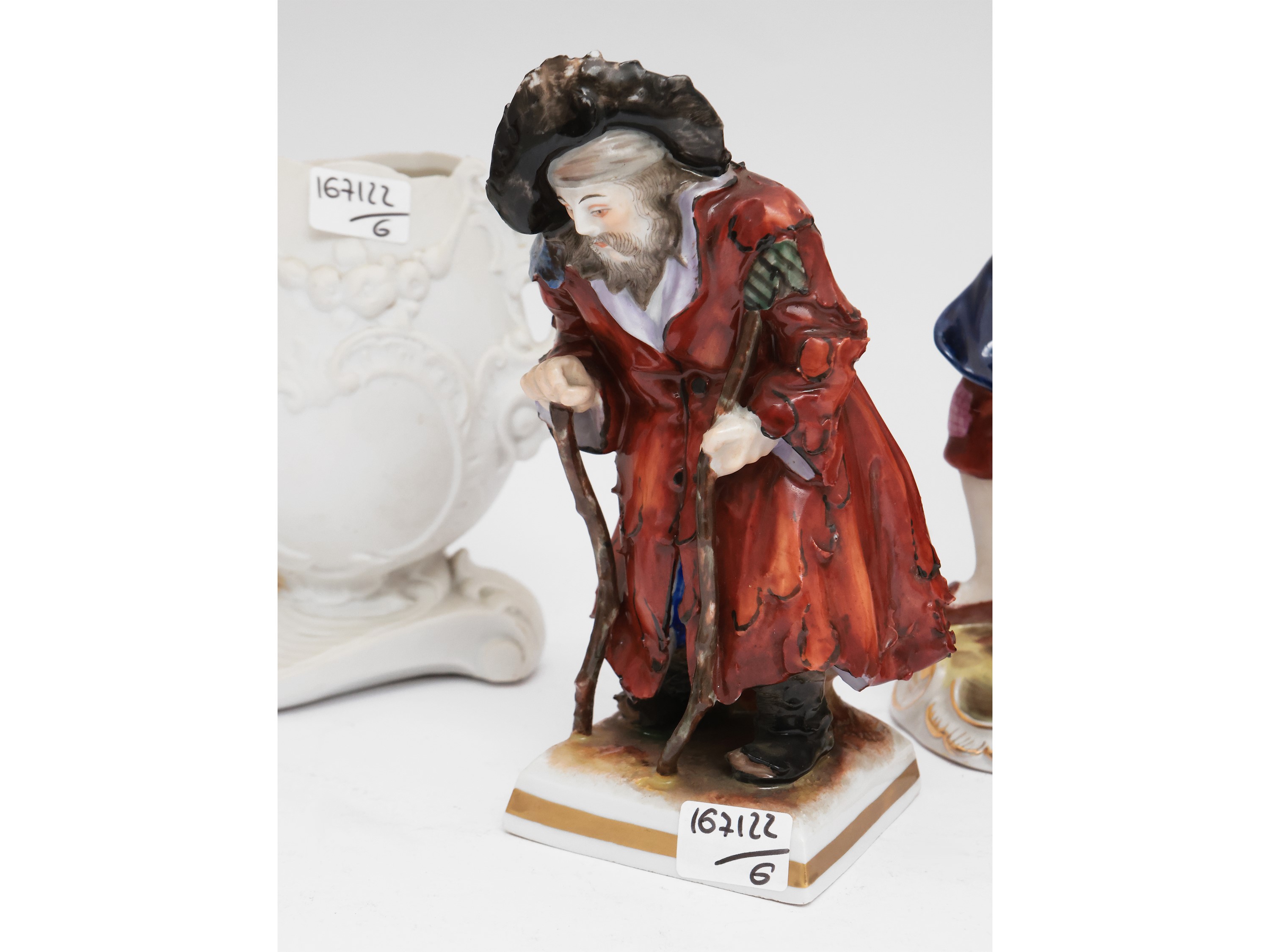 Collezione di figure in porcellana policroma e biscuit, altezza variabile da cm 16 a cm 24
