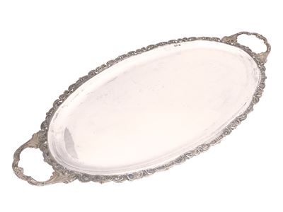 Grande guantiera in argento, ovale con bordo e manici sbalzati
