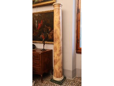 Coppia di grandi colonne decorative, dipinte ad imitazione del marmo giallo
