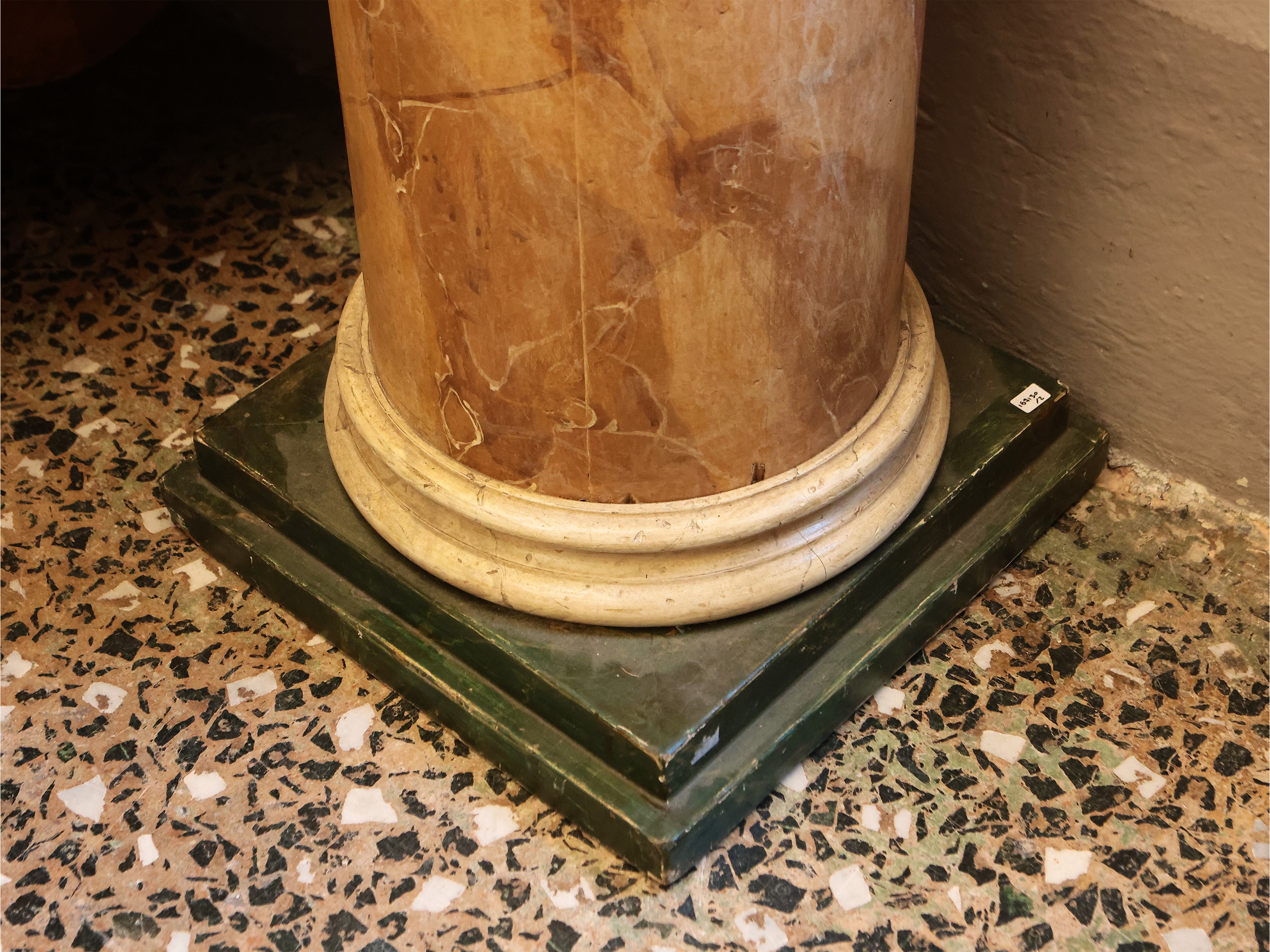 Coppia di grandi colonne decorative, dipinte ad imitazione del marmo giallo