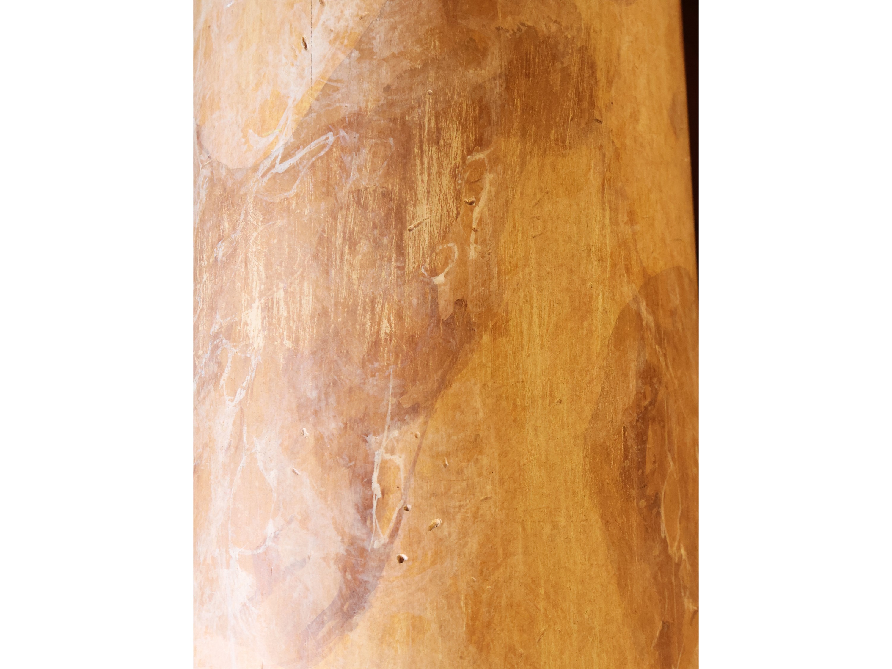 Coppia di grandi colonne decorative, dipinte ad imitazione del marmo giallo