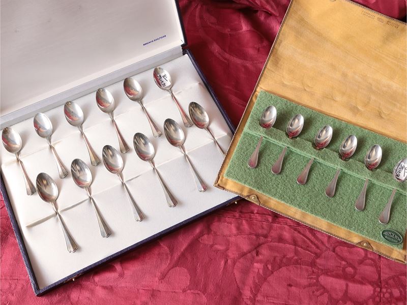 Due set di cucchiaini in argento, composto da 6 cucchiaini con bordo modanato e 12 cucchiaini con...