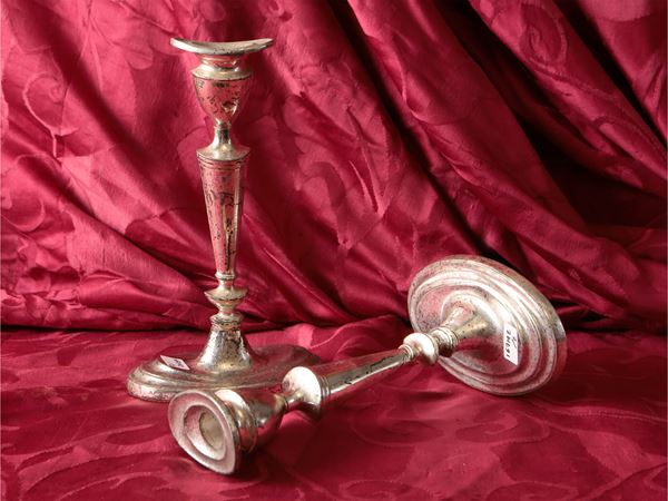 Coppia di candelieri in metallo argentato