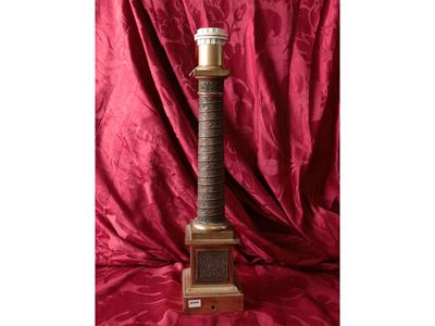 Lampada da tavolo in metallo argentato, altezza 51 cm con stelo sbalzato a colonna traiana